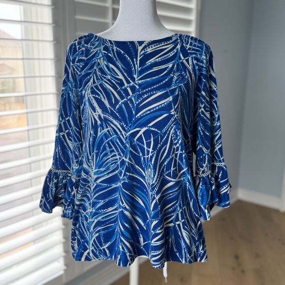 Lilly Pulitzer Tops - Lilly Pulitzer Ruffle 3/4 Sleeve Top in Blue and White Size Medium
